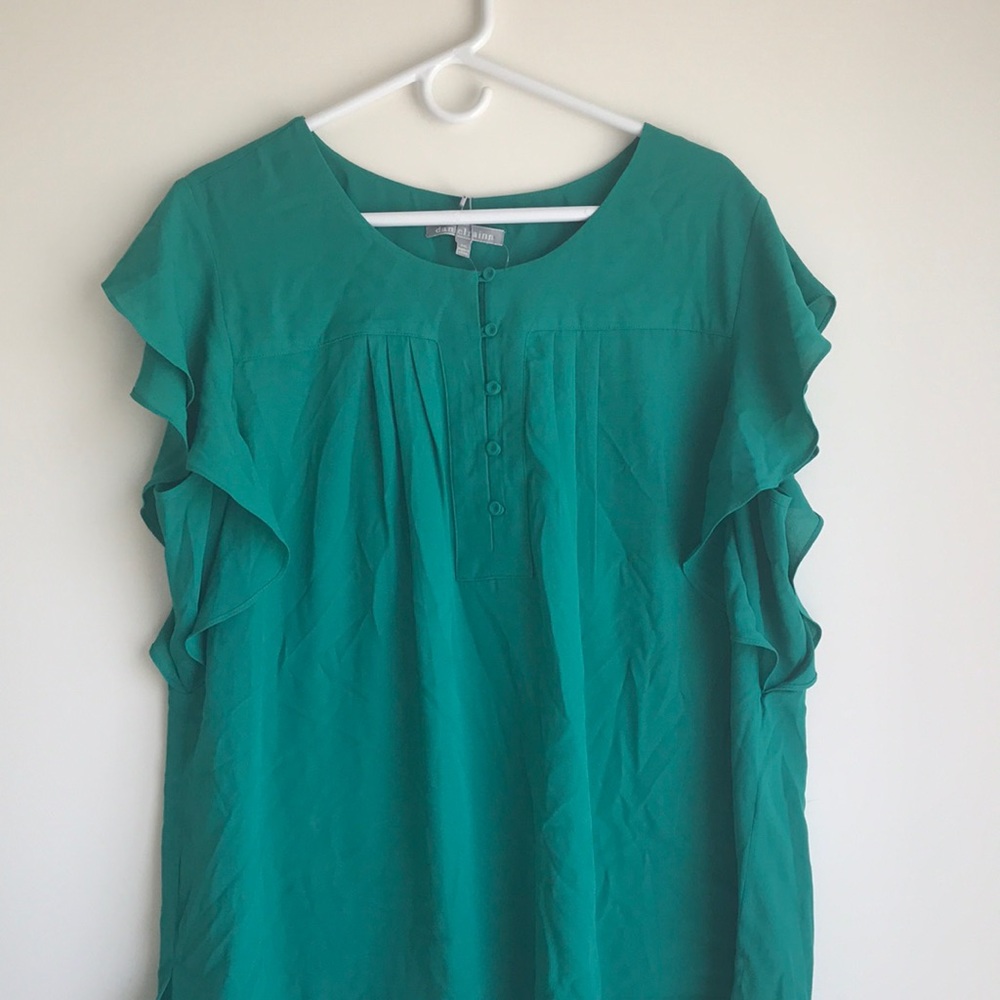 Green blouse with flowing short sleeves, buttons
